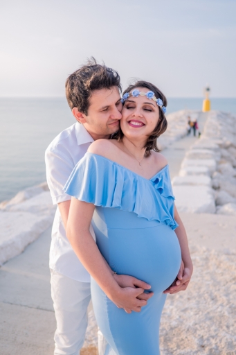 Maternity-photoshoot-on-Rimini-beach-and-colourful-San-Giuliano